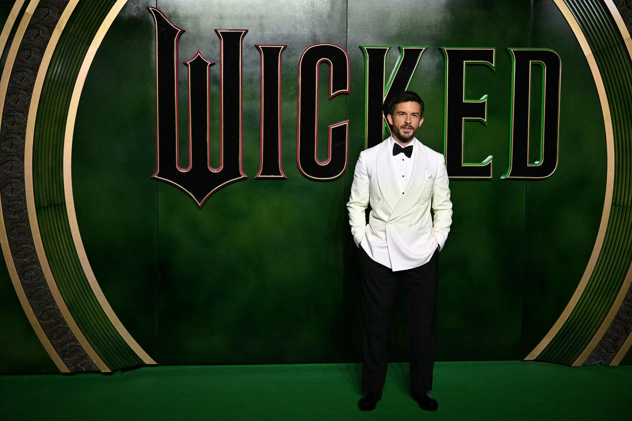 jonathan bailey height